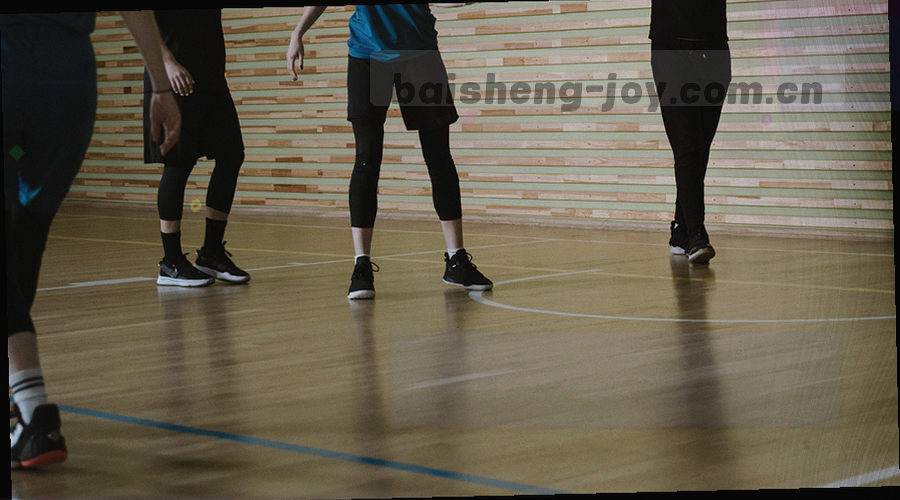 深墨蓝纸张叠层上压印荧光青细边框与访问须知标签